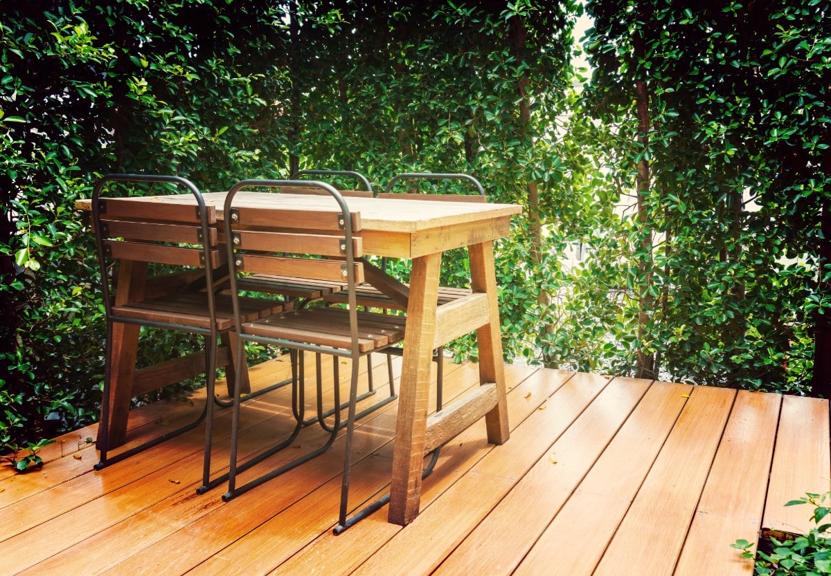 Comment nettoyer une terrasse en bois qui verdit ? 6 Solutions